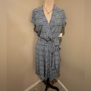 NWT Liz Claiborne Navy and White Geometric V Neck Faux Wrap Dress, Large